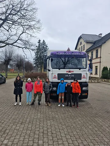 Skolēni pie C kategorijas kravas auto