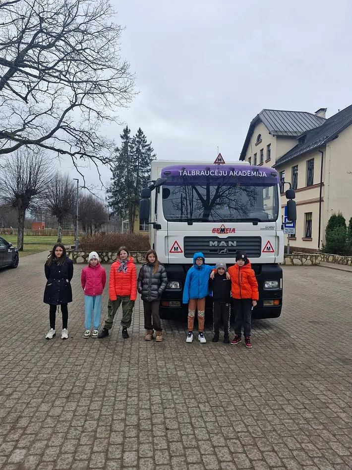 Skolēni pie C kategorijas kravas auto